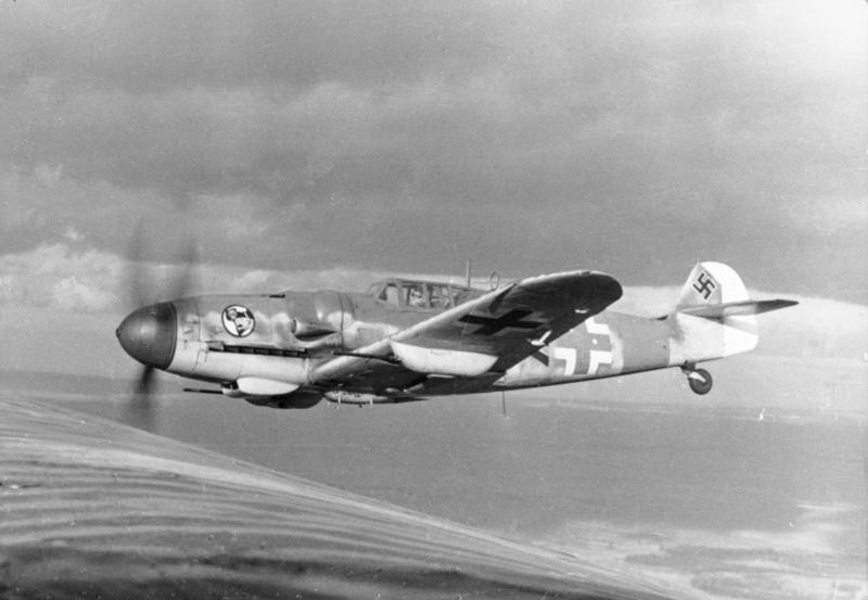 Un Messerschmitt Bf 109G-6 dello Jagdgeschwader 27. Sotto le ali si possono distinguere due gondole, nelle quali sono alloggiati i cannoncini automatici MG 151/20 da 20 mm.