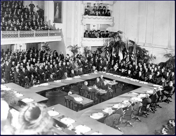 Le delegazioni delle potenze vincitrice riunite a Versailles.