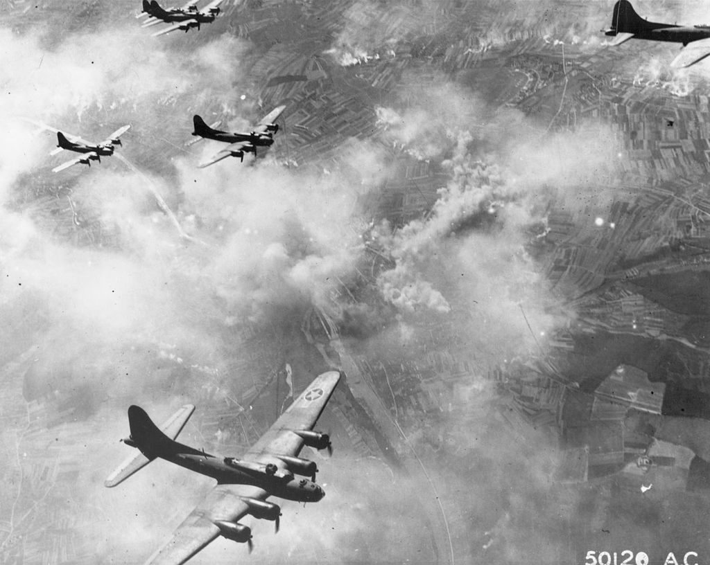 La 1st Bomb Wing nei cieli della Germania, al di sopra del complesso industriale di Schweinfurt il 17 agosto 1943.