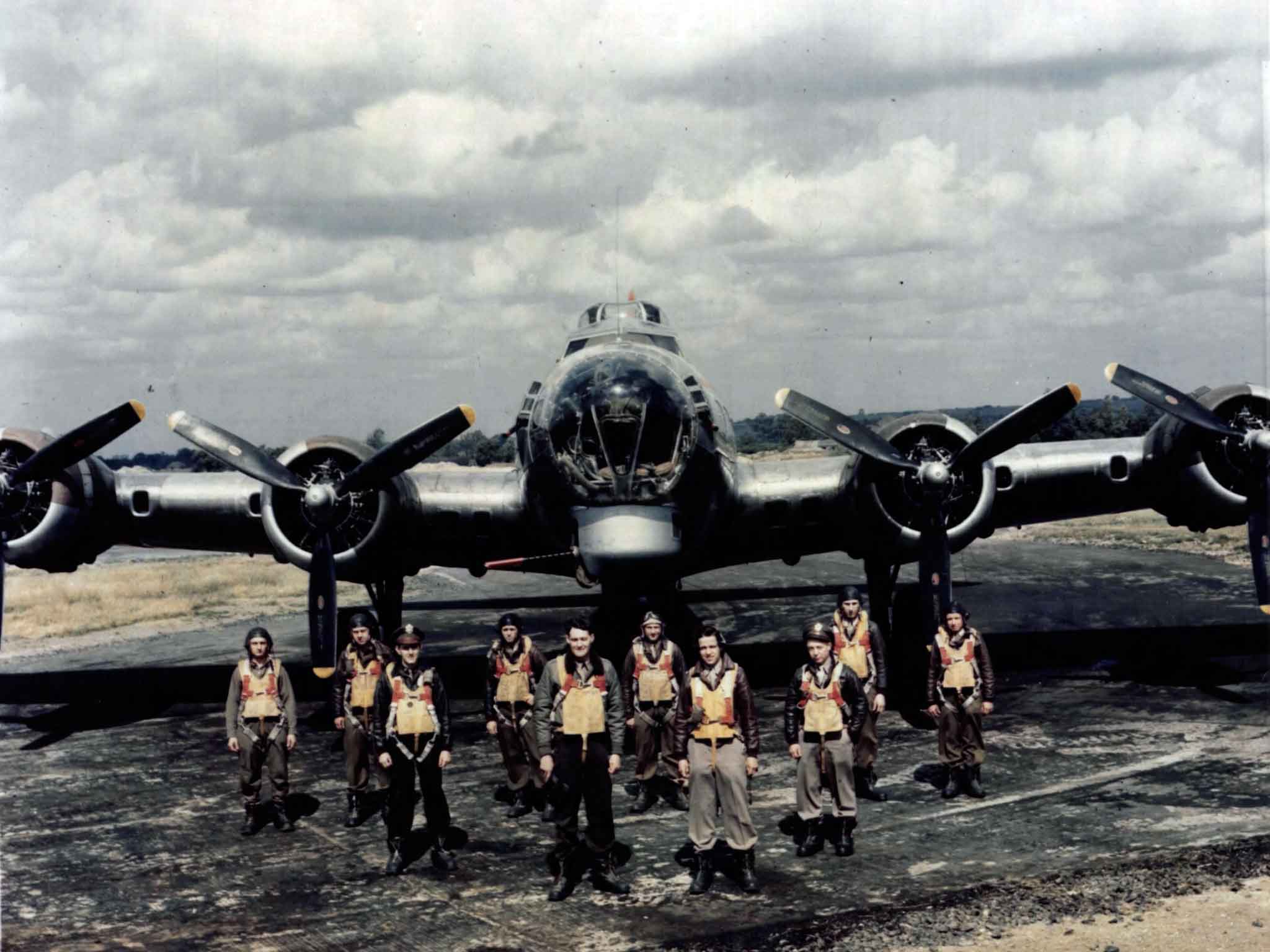 Un Boeing B-17 flying fortress con il suo equipaggio. Questo bombardiere quadrimotore, fu il velivolo da bombardamento più utilizzato dalla USAAF nei cieli d'Europa.