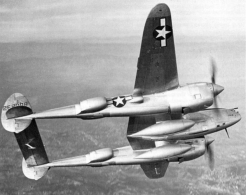 Un P-38 Lightning in volo, munito di due serbatoi autosigillanti da 150 galloni l'uno.