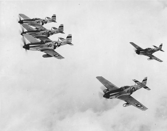 P-51 del 4th Fighter Group in volo. Mentre i tre aerei in secondo piano trasportano 108-gallon metallici (colore grigio), quelli in primo piano sono equipaggiati con serbatoi in carta, come si nota dal color alluminio.