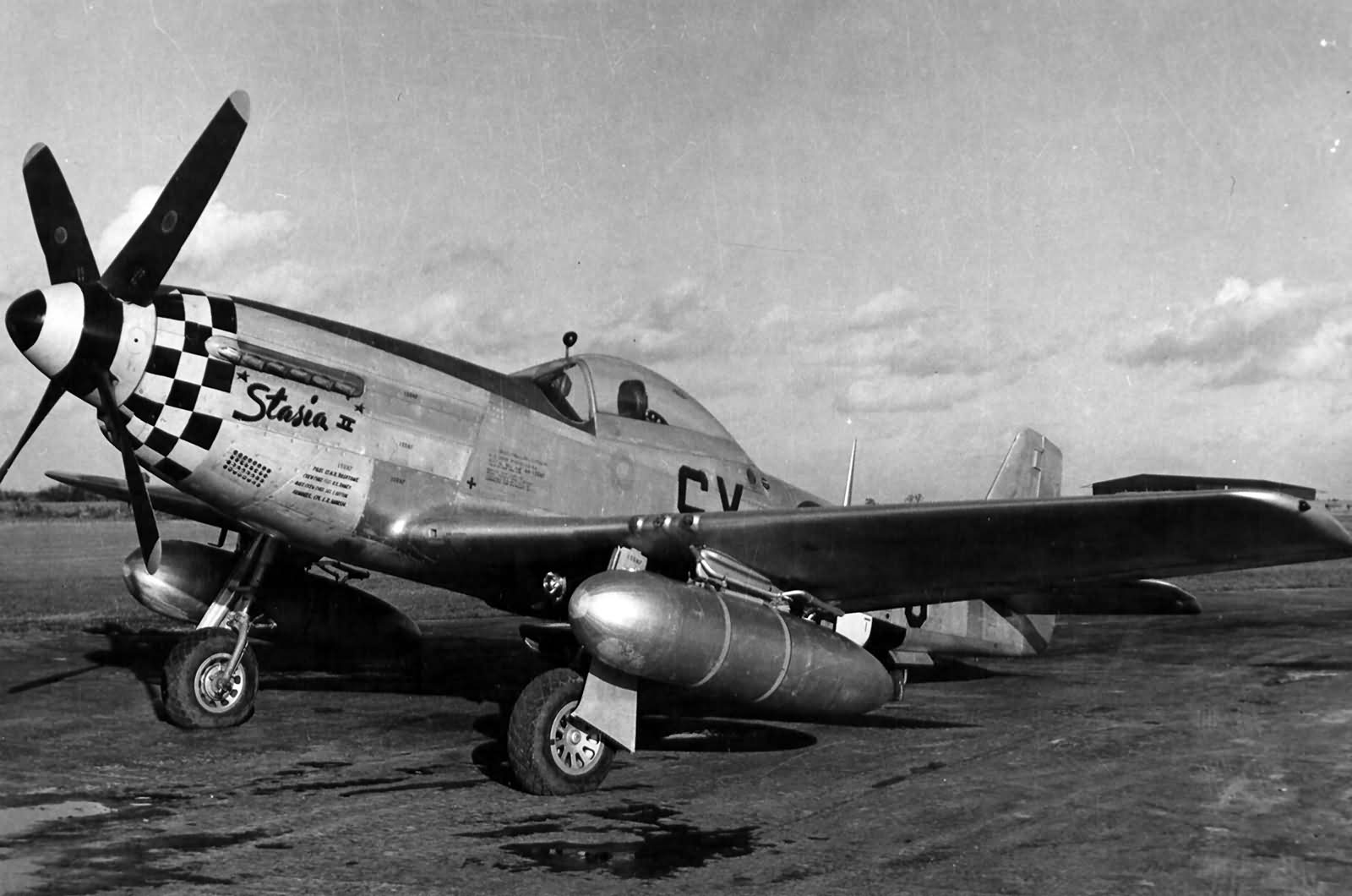 Un P-51D equipaggiato con due 108-gallon. Questo particolare aereo, Stasia II, apparteneva al Lutenant Anthony R. Rosatone, del 352nd Fighter Squadron del 353 Fighter Group.