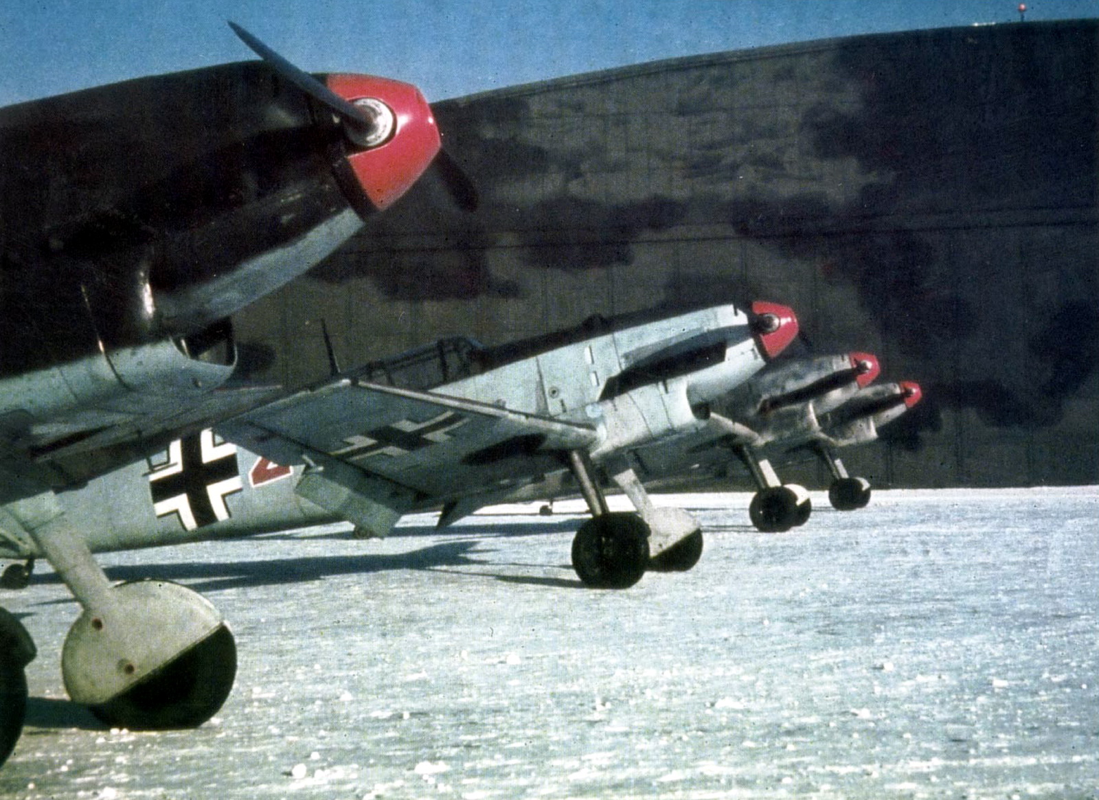 Una fila di Bf 109 C-1 o D-1, mimetizzati con il classico schema RLM 70/71/65.