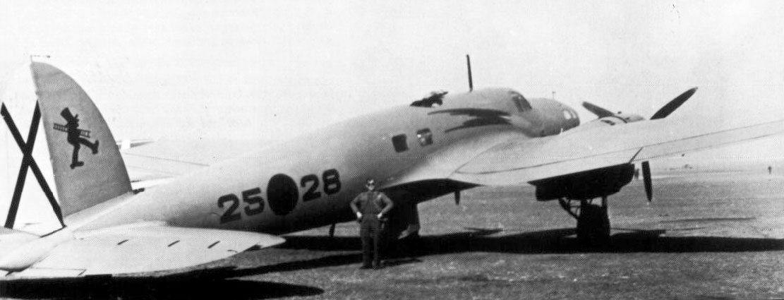 Il medesimo modello di aereo, in una foto contemporanea alla precedente. Tuttavia, non si scorgono i motivi geometrici dello Heinkel He 111 sovrastante. Questo infatti presenta ancora una verniciatura uniforme in RLM 02.