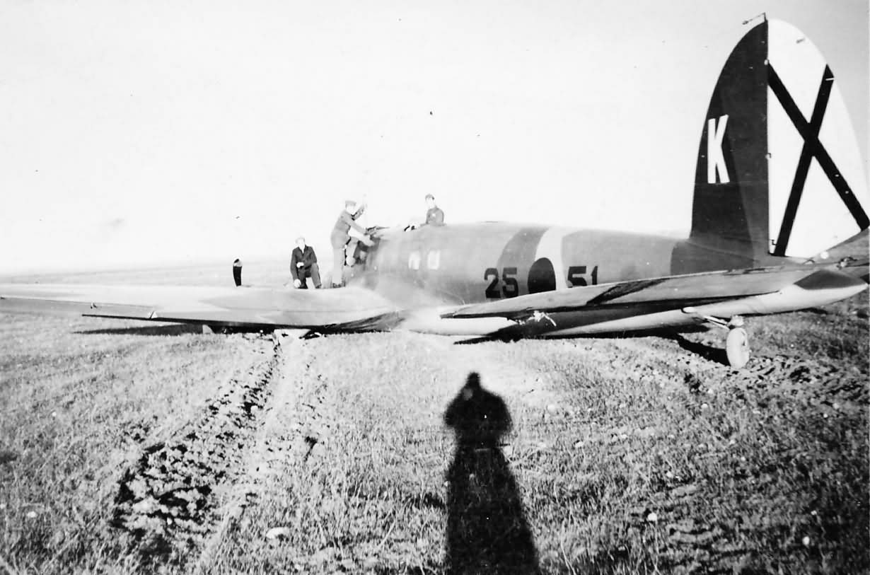 Questa foto, risalente al 1936, raffigura un bombardiere Heinkel He 111, sempre appartenente alla Legione Condor e codificato 25-51, mentre giace abbattuto in un campo. Anche questo velivolo mostra lo schema RLM 61/62/63/65.