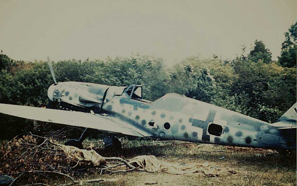 Un Messerschmitt Me Bf 109 G-6 abbandonato nei pressi di Reims, Francia, settembre 1944.