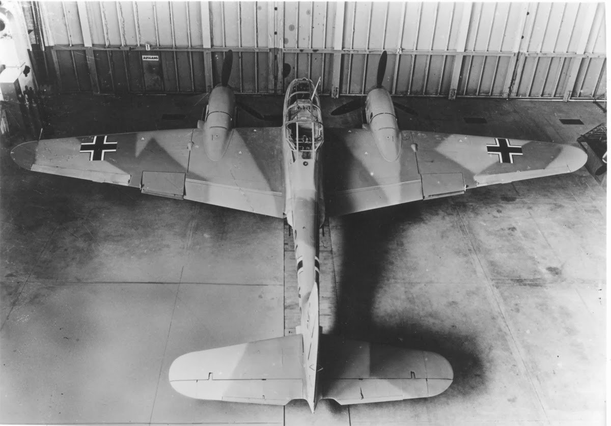 Un Messerschmitt Me 410. Si nota distintamente lo schema geometrico in RLM 74 e 75 applicato sulle superfici alari superiori.